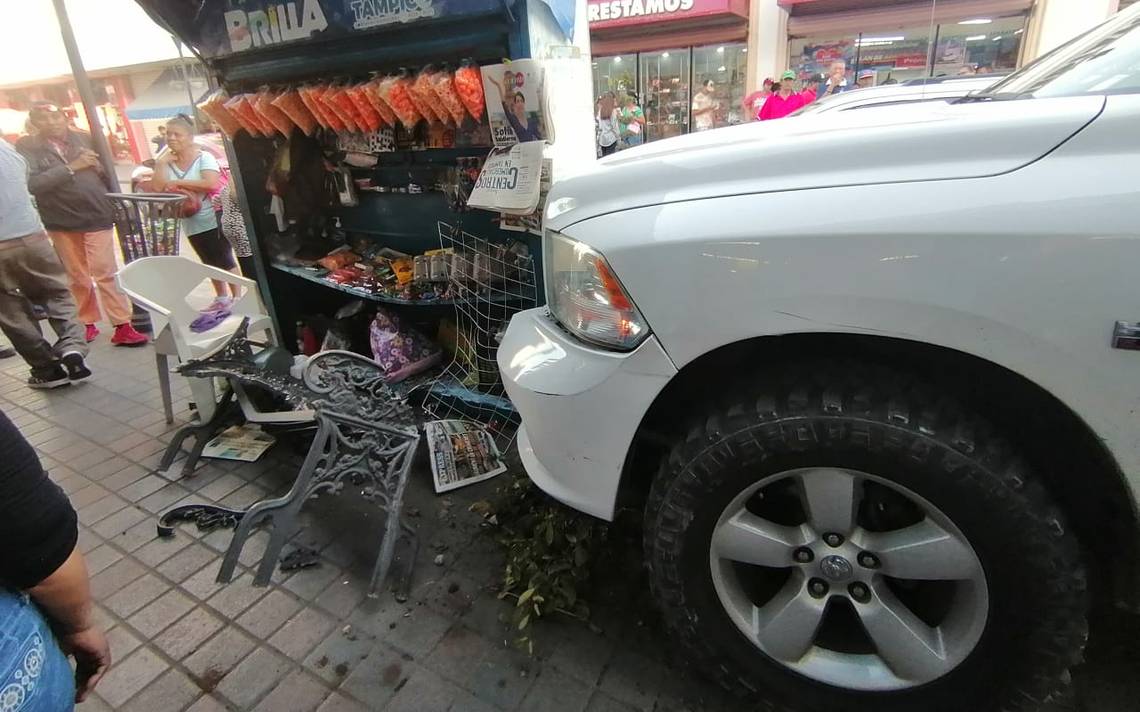 Conductor Pierde Control De Su Camioneta Y Termina Contra Estaquillo De Revistas En Tampico El